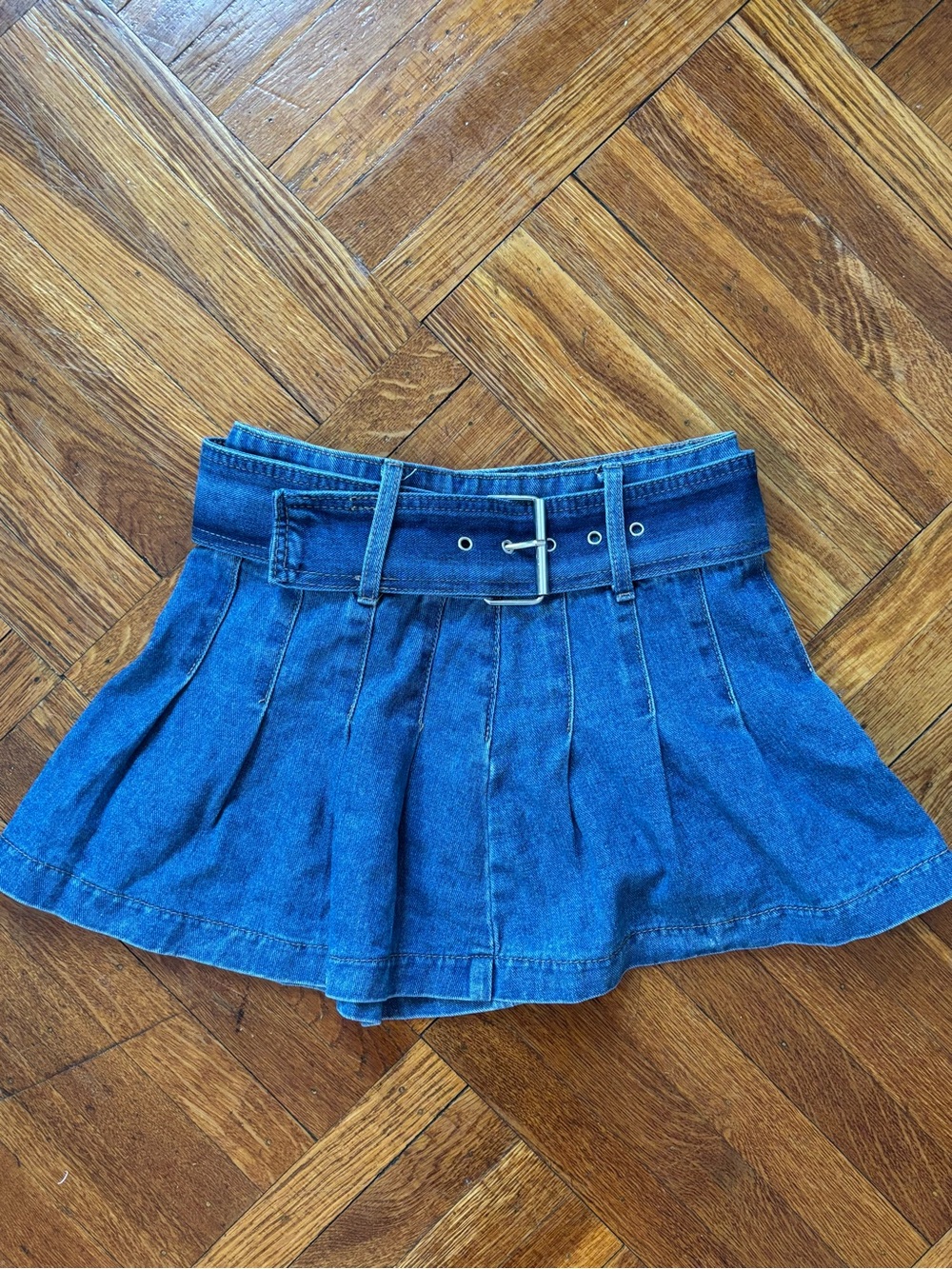 High-Waist Blue Denim Pleated Mini Skirt with Belt